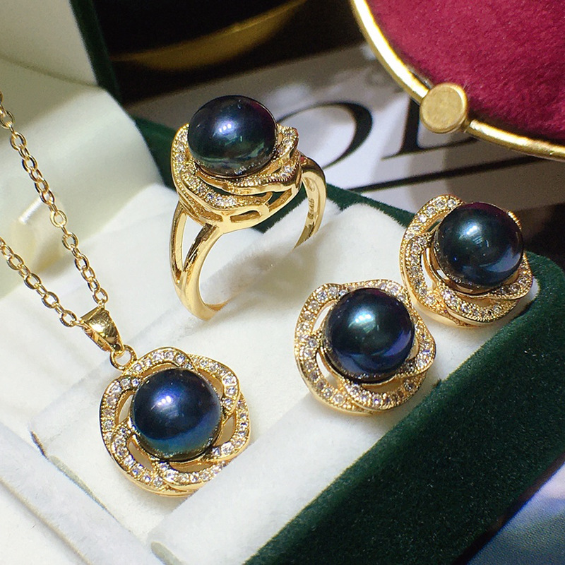 Freshwater Pearl Necklace Set — product photo